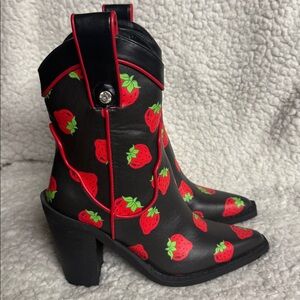 (BRY). DOLLS KILL X STRAWBERRY SHORTCAKE MEADOW GREETING COWBOY BOOTS